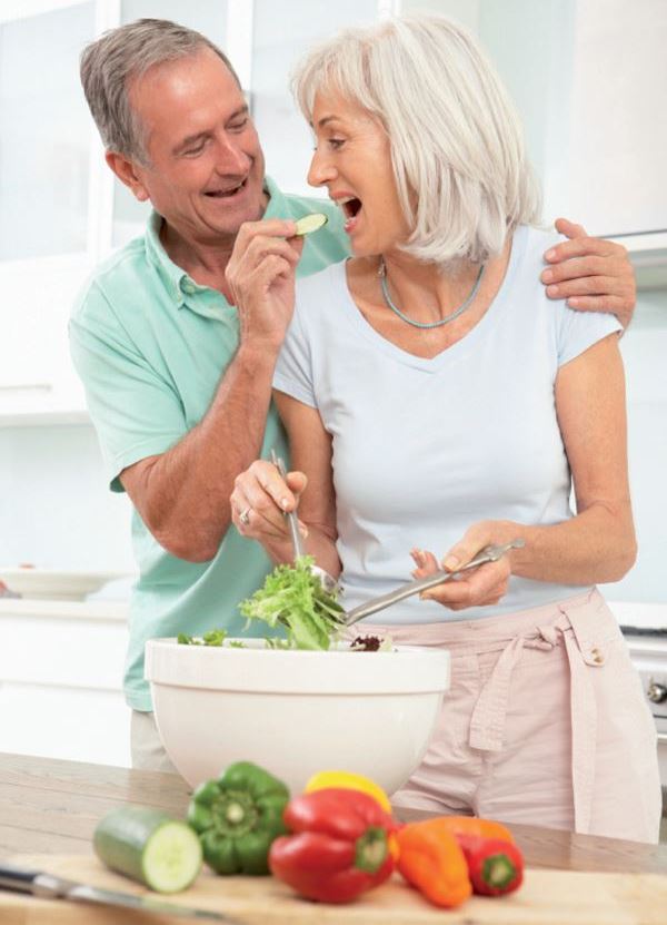 couple senior heureux de vivre - Laboratoire Naturoscience